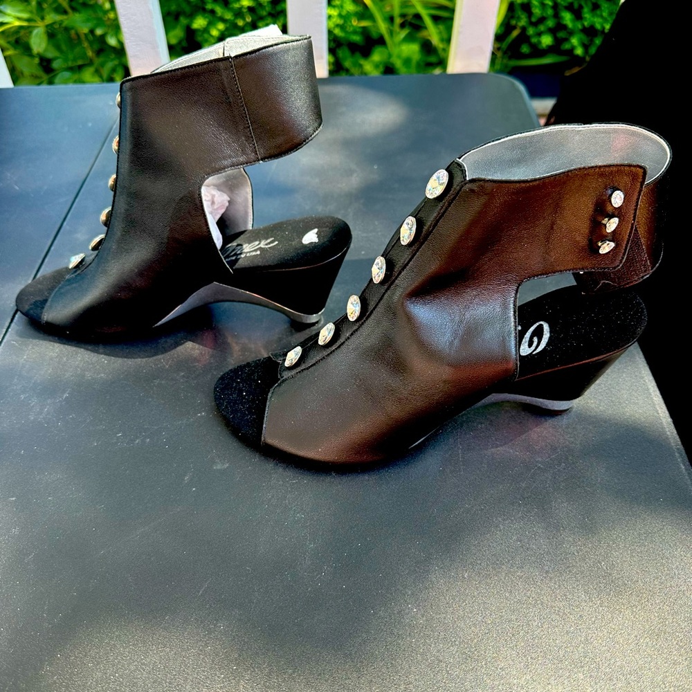 Beautiful black leather shoes, never worn